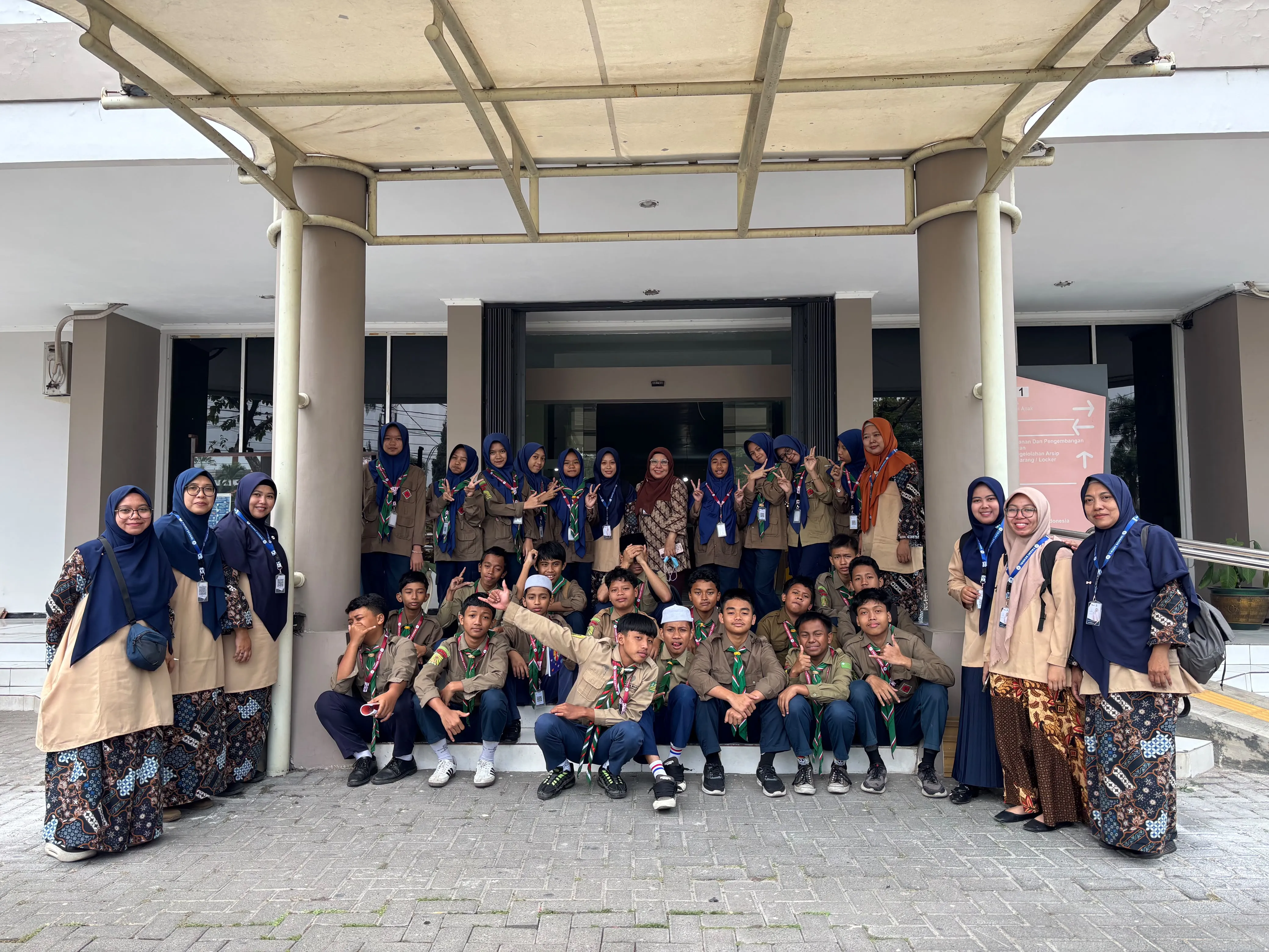 Outdoor Learning & Eksplorasi Alam Terbuka: Siswa Selidiki Keanekaragaman Hayati di Lereng Pegunungan