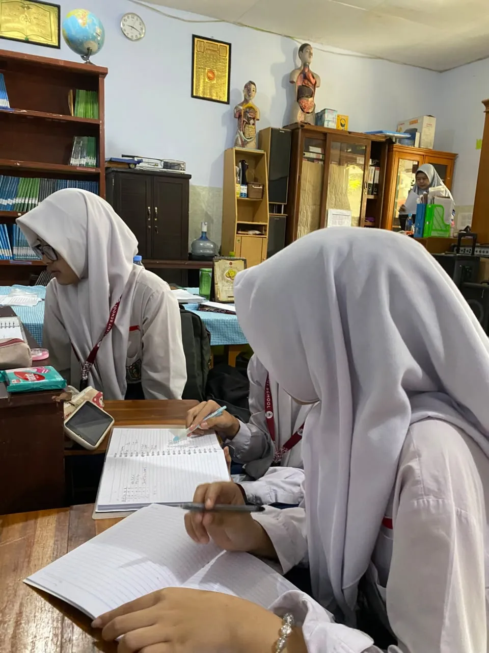 Peringatan Hari Pendidikan Nasional: Upacara Khidmat dan Apresiasi 15 Bintang Prestasi Siswa